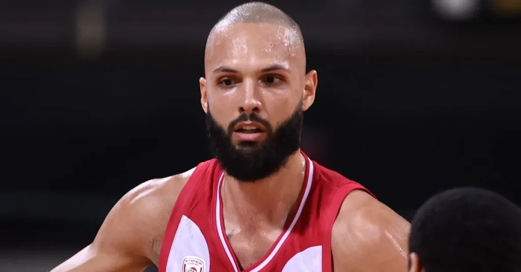 Ο Εβάν Φουρνιέ σε φάση απο τον αγώνα με τον Άρη