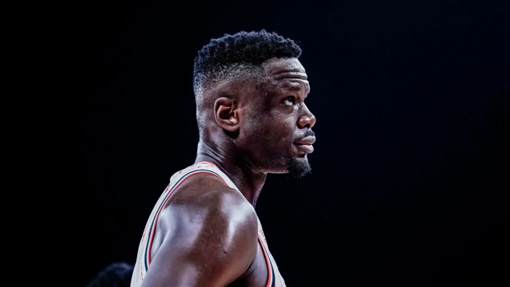 Στιγμιότυπο από το βίντεο με τον Μουσταφά Φαλ να κάνει ασκήσεις με μπάλα ή να σουτάρει, ιδρωμένος και συγκεντρωμένος