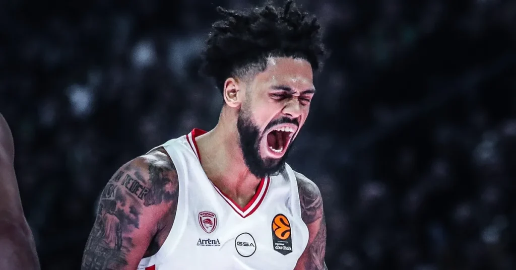 Ο Τάιλερ Ντόρσει πανηγυρίζει καλάθι στον αγώνα με τον Παναθηναϊκό