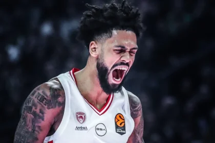 Ο Τάιλερ Ντόρσει πανηγυρίζει καλάθι στον αγώνα με τον Παναθηναϊκό