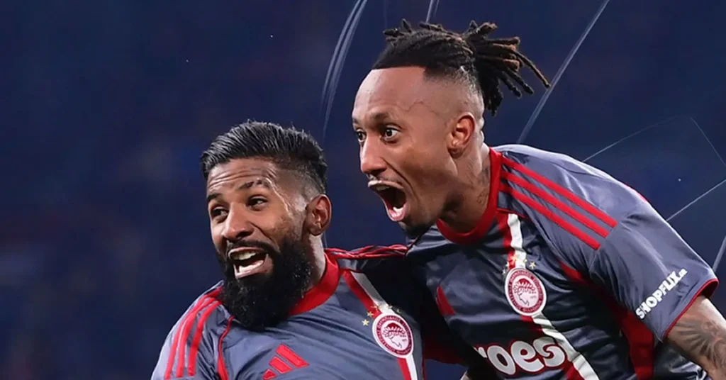 Ο Ζέλσον Μαρτίνς πανηγυρίζει έξαλλα το γκολ του Ολυμπιακού εναντίον του Άγιαξ