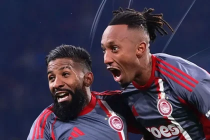 Ο Ζέλσον Μαρτίνς πανηγυρίζει έξαλλα το γκολ του Ολυμπιακού εναντίον του Άγιαξ