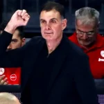 Ο Γιώργος Μπαρτζώκας με έντονο βλέμμα και σφιγμένες γροθιές πανυγηρίζει καλάθι της ομάδας