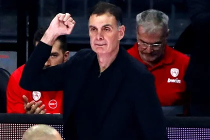 Ο Γιώργος Μπαρτζώκας με έντονο βλέμμα και σφιγμένες γροθιές πανυγηρίζει καλάθι της ομάδας