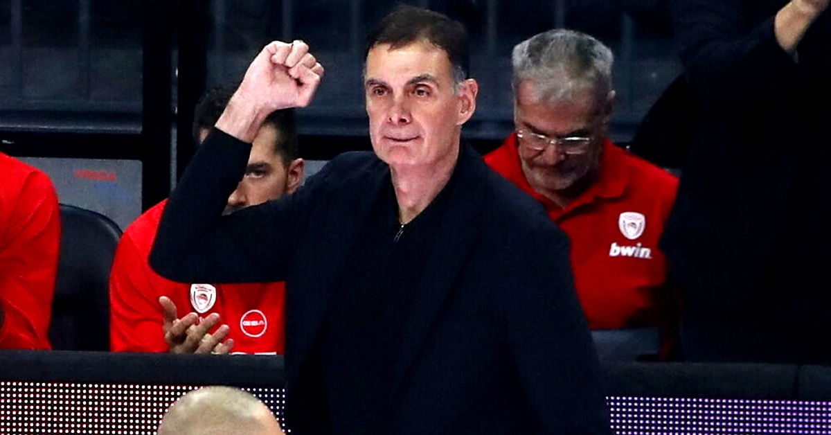 Ο Γιώργος Μπαρτζώκας με έντονο βλέμμα και σφιγμένες γροθιές πανυγηρίζει καλάθι της ομάδας