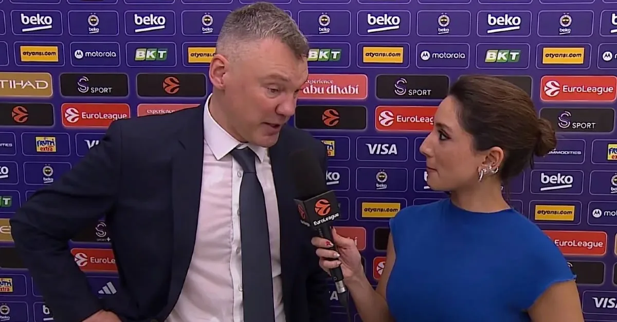 Ο Σαρούνας Γιασικεβίτσιους με ειρωνικό ύφος κατά τη διάρκεια των δηλώσεών του στη μεικτή ζώνη