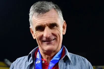 Ο προπονητής του Ολυμπιακού Χοσέ Λουίς Μεντιλίμπαρ με χαμόγελο μετά απο την κατάκτηση του Super Cup