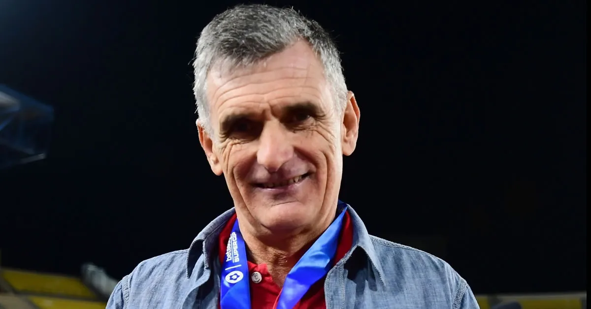 Ο προπονητής του Ολυμπιακού Χοσέ Λουίς Μεντιλίμπαρ με χαμόγελο μετά απο την κατάκτηση του Super Cup