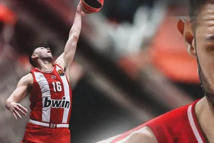 Ο Κώστας Παπανικολάου με τη φανέλα του Ολυμπιακού σε μια στιγμή έντασης και συγκέντρωσης