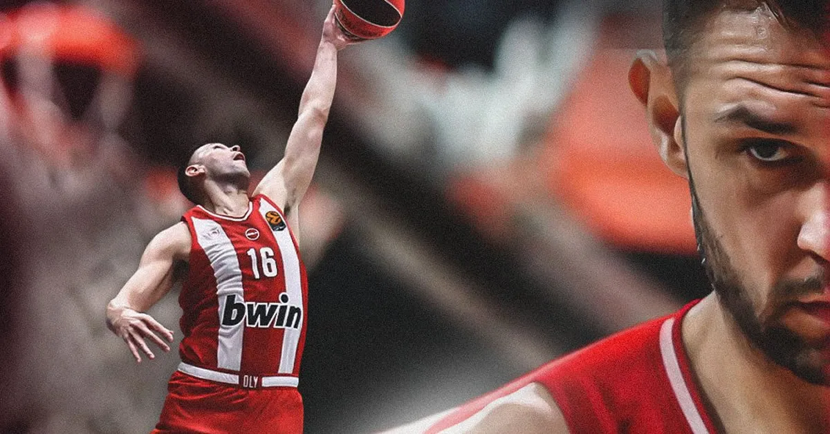 Ο Κώστας Παπανικολάου με τη φανέλα του Ολυμπιακού σε μια στιγμή έντασης και συγκέντρωσης