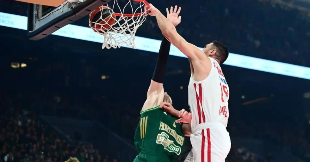 Ο Κώστας Παπανικολάου καρφώνει την μπάλα στο πρόσωπο του Οσμάν