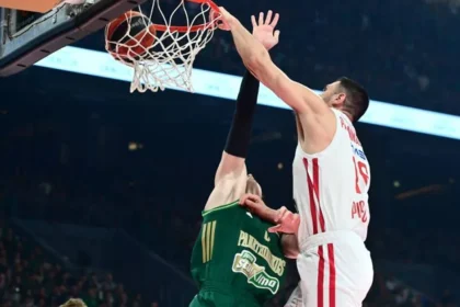 Ο Κώστας Παπανικολάου καρφώνει την μπάλα στο πρόσωπο του Οσμάν