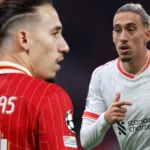 Ο Κώστας Τσιμίκας με τη φανέλα της Λίβερπουλ κατά τη διάρκεια αγώνα