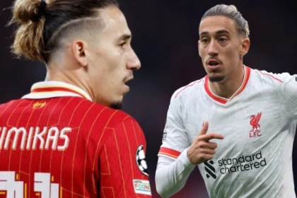 Ο Κώστας Τσιμίκας με τη φανέλα της Λίβερπουλ κατά τη διάρκεια αγώνα