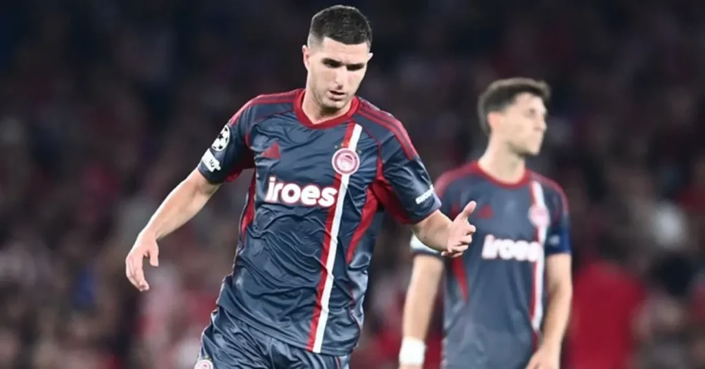 Ο Λορέντσο Πιρόλα αποχωρεί με πρόβλημα τραυματισμού από τον αγώνα με τον Άγιαξ