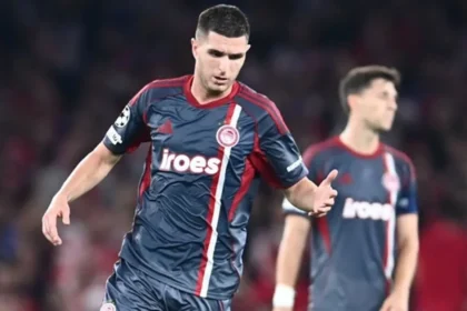 Ο Λορέντσο Πιρόλα αποχωρεί με πρόβλημα τραυματισμού από τον αγώνα με τον Άγιαξ