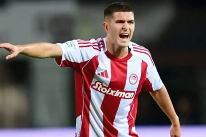 Ο Λορέντσο Πιρόλα με πάθος σε αγώνα του Ολυμπιακού στο Champions League