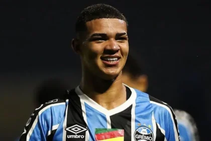 Ολυμπιακός Μεταγραφές - Ο νεαρός άσος Λουίς Εντουάρντο με τη φανέλα της Γκρέμιο να πανηγυρίζει γκολ