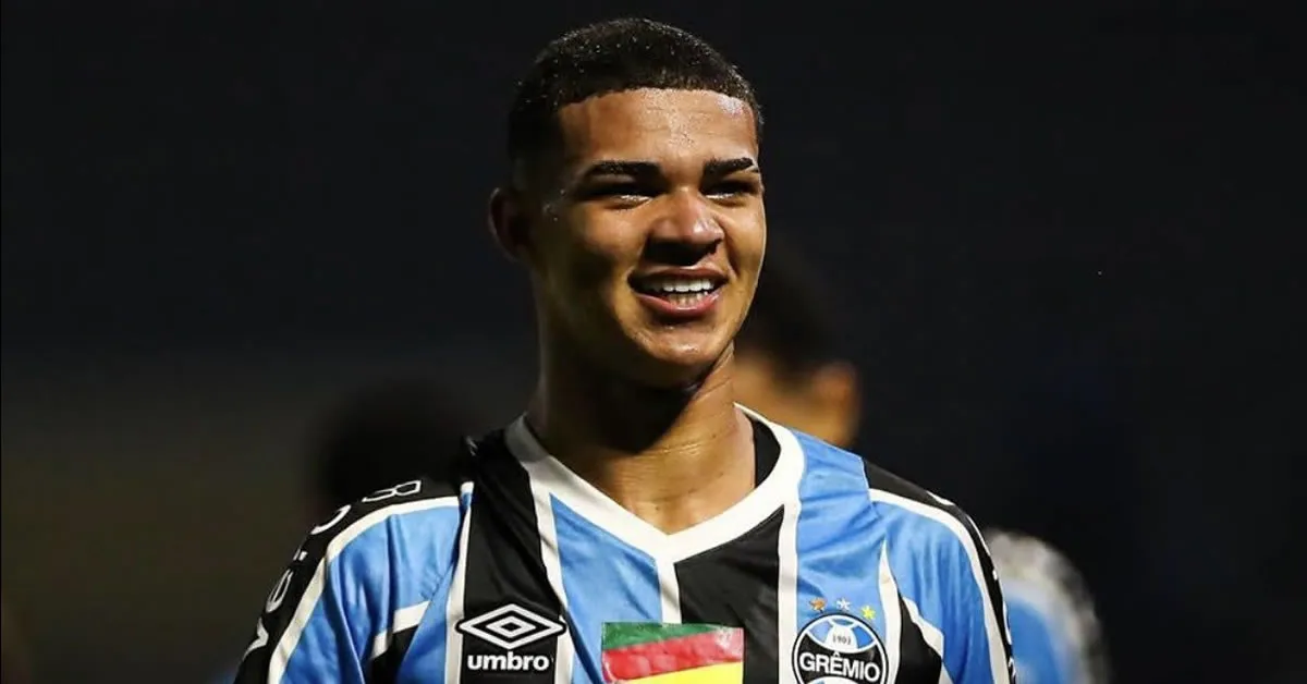 Ολυμπιακός Μεταγραφές - Ο νεαρός άσος Λουίς Εντουάρντο με τη φανέλα της Γκρέμιο να πανηγυρίζει γκολ