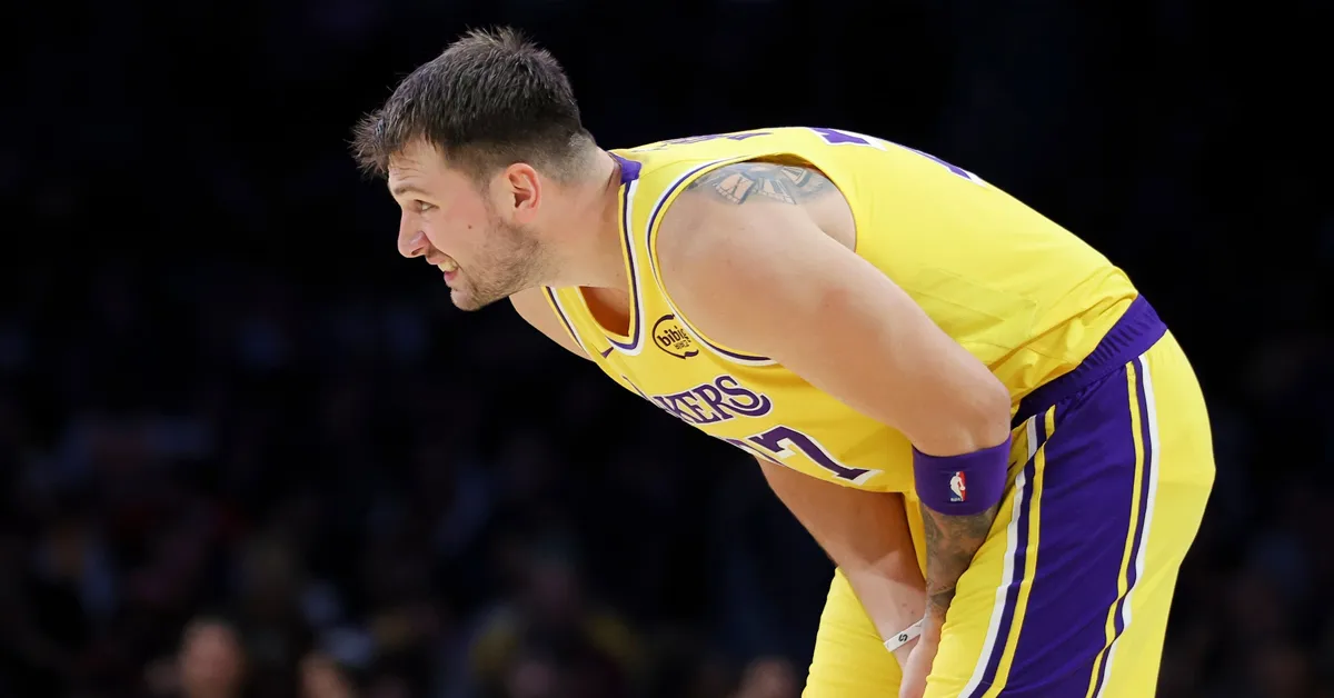 Ο Λούκα Ντόντσιτς στο παρκέ με τη φανέλα των Λέικερς μορφάζει από τον πόνο κρατώντας τον αριστερό του ώμο.