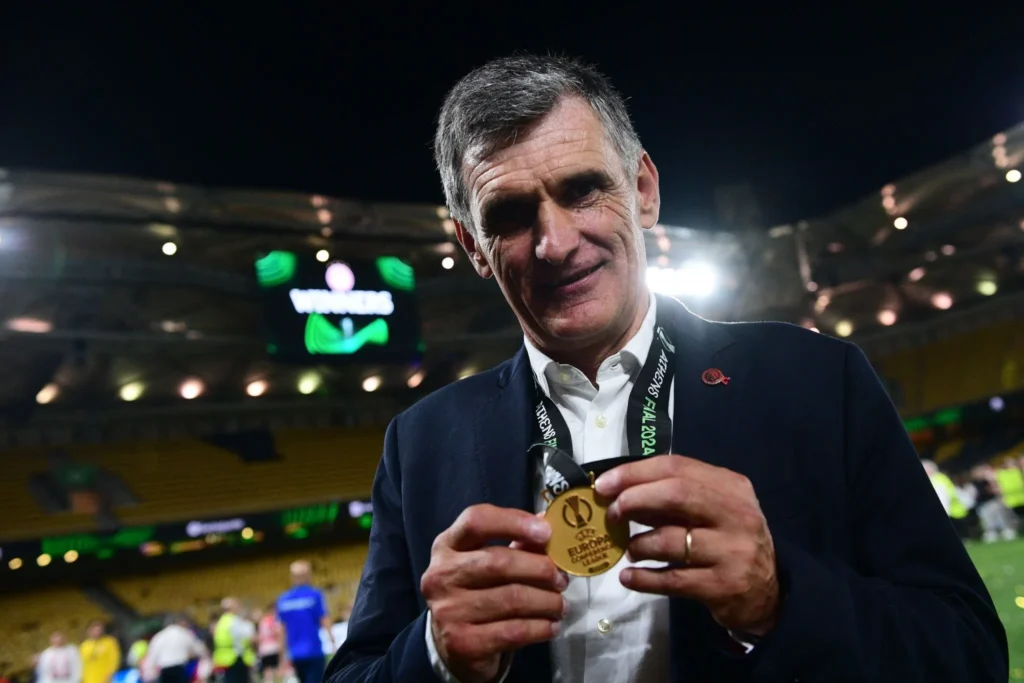 O Μεντιλίμπαρ με το μετάλειο στο λαιμό