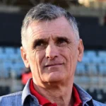 Ο Χοσέ Λουίς Μεντιλίμπαρ σκεπτικός στον πάγκο του Ολυμπιακού κατά τη διάρκεια αγώνα