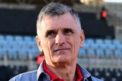 Ο Χοσέ Λουίς Μεντιλίμπαρ σκεπτικός στον πάγκο του Ολυμπιακού κατά τη διάρκεια αγώνα