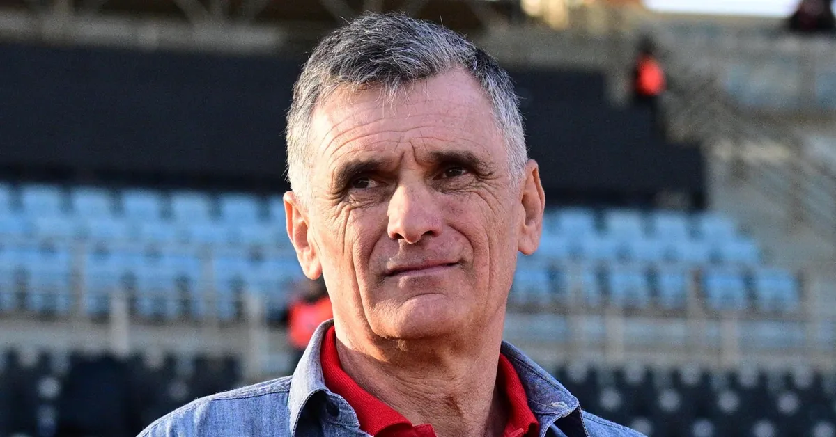 Ο Χοσέ Λουίς Μεντιλίμπαρ σκεπτικός στον πάγκο του Ολυμπιακού κατά τη διάρκεια αγώνα