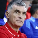 Ο Χοσέ Λουίς Μεντιλίμπαρ δίνει οδηγίες στους παίκτες