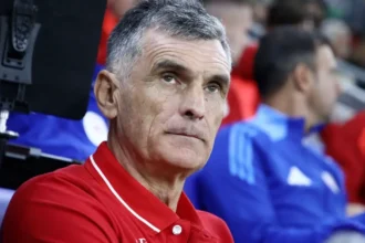 Ο Χοσέ Λουίς Μεντιλίμπαρ δίνει οδηγίες στους παίκτες