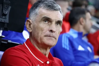 Ο Χοσέ Λουίς Μεντιλίμπαρ δίνει οδηγίες στους παίκτες