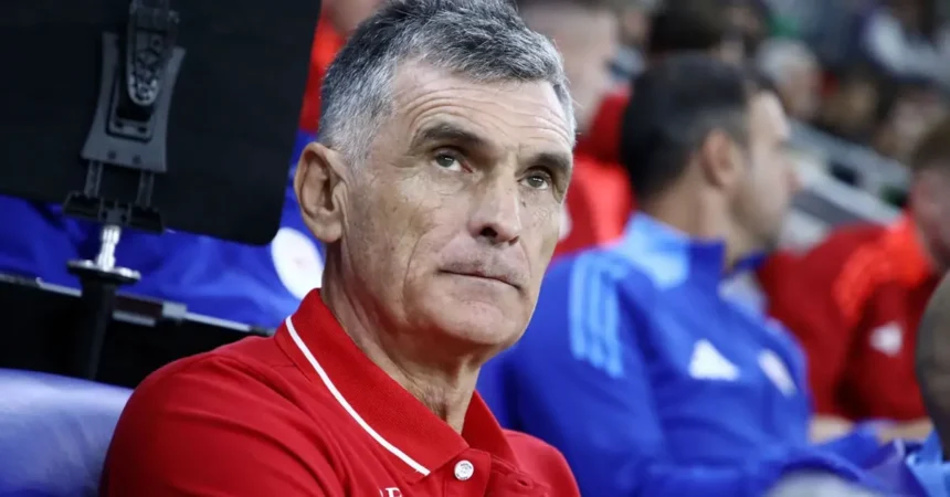 Ο Χοσέ Λουίς Μεντιλίμπαρ δίνει οδηγίες στους παίκτες