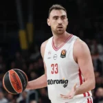 Ο Νίκολα Μιλουτίνοφ με την φανέλα του ?Ολυμπιακού