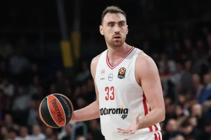 Ο Νίκολα Μιλουτίνοφ με την φανέλα του ?Ολυμπιακού