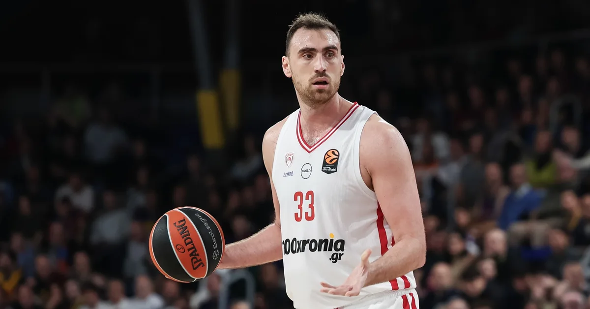 Ο Νίκολα Μιλουτίνοφ με την φανέλα του ?Ολυμπιακού