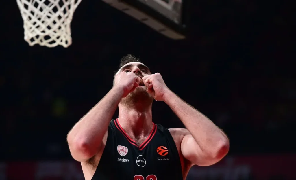 Ο Νίκολα Μιλουτίνοφ πανηγυρίζει τη νίκη του Ολυμπιακού στο ΣΕΦ