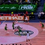 Ο Νίκολα Μιλουτίνοφ με τη μπάλα στα χέρια σπάει την άμυνα πασάροντας στον Σάσα Βεζένκοβ στο ΟΑΚΑ.