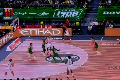 Ο Νίκολα Μιλουτίνοφ με τη μπάλα στα χέρια σπάει την άμυνα πασάροντας στον Σάσα Βεζένκοβ στο ΟΑΚΑ.