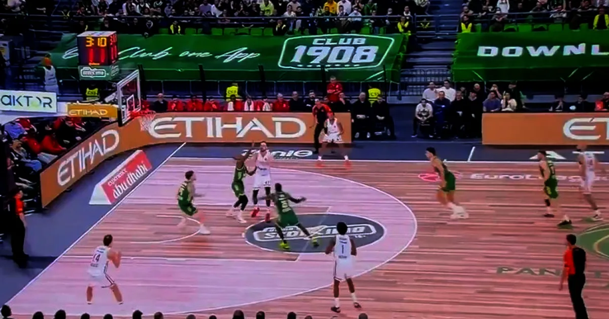 Ο Νίκολα Μιλουτίνοφ με τη μπάλα στα χέρια σπάει την άμυνα πασάροντας στον Σάσα Βεζένκοβ στο ΟΑΚΑ.