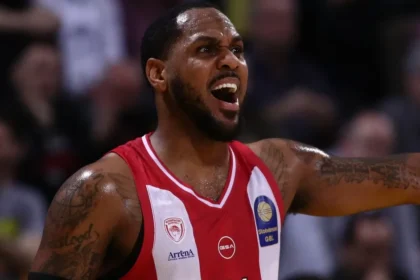 Ο Μόντε Μόρις με τη φανέλα του Ολυμπιακού δίνει οδηγίες κατά τη διάρκεια αγώνα