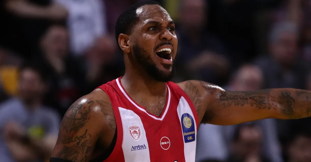 Ο Μόντε Μόρις με τη φανέλα του Ολυμπιακού δίνει οδηγίες κατά τη διάρκεια αγώνα