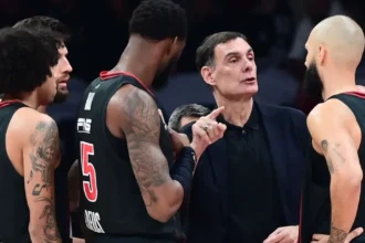 Ο Γιώργος Μπαρτζώκας δίνει οδηγίες στους παίκτες της ομάδας