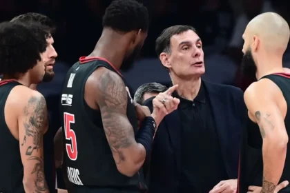 Ο Γιώργος Μπαρτζώκας δίνει οδηγίες στους παίκτες της ομάδας