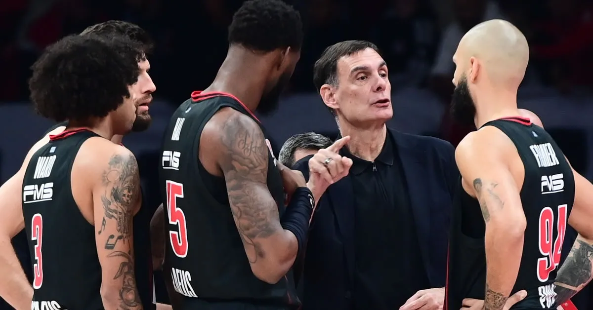 Ο Γιώργος Μπαρτζώκας δίνει οδηγίες στους παίκτες της ομάδας