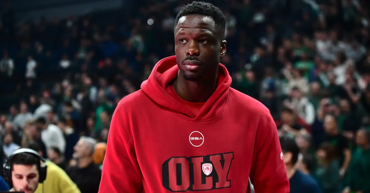 Ο Μουσταφά Φαλ προπονείται ατομικά στο ΣΕΦ φορώντας τα ρούχα του Ολυμπιακού