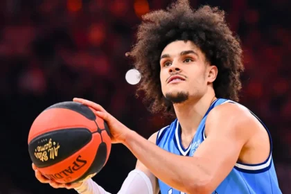 Ο Ναντίρ Ιφί σε δράση με τη φανέλα της Παρί στο παρκέ της Euroleague