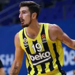 Ο Νάντο Ντε Κολό με τη φανέλα της Φενέρμπαχτσε σε στιγμιότυπο αγώνα