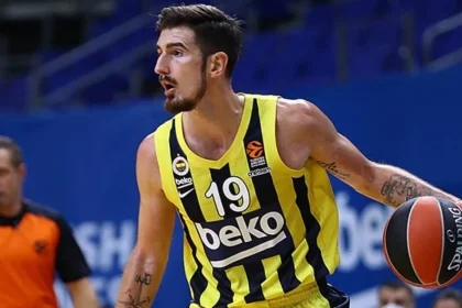 Ο Νάντο Ντε Κολό με τη φανέλα της Φενέρμπαχτσε σε στιγμιότυπο αγώνα