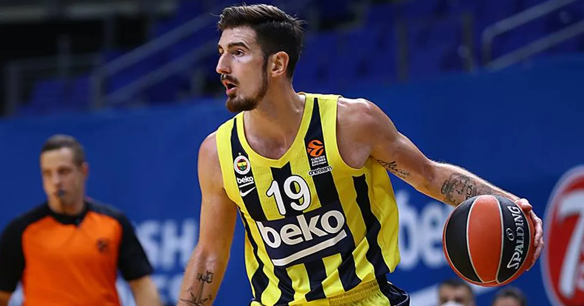 Ο Νάντο Ντε Κολό με τη φανέλα της Φενέρμπαχτσε σε στιγμιότυπο αγώνα