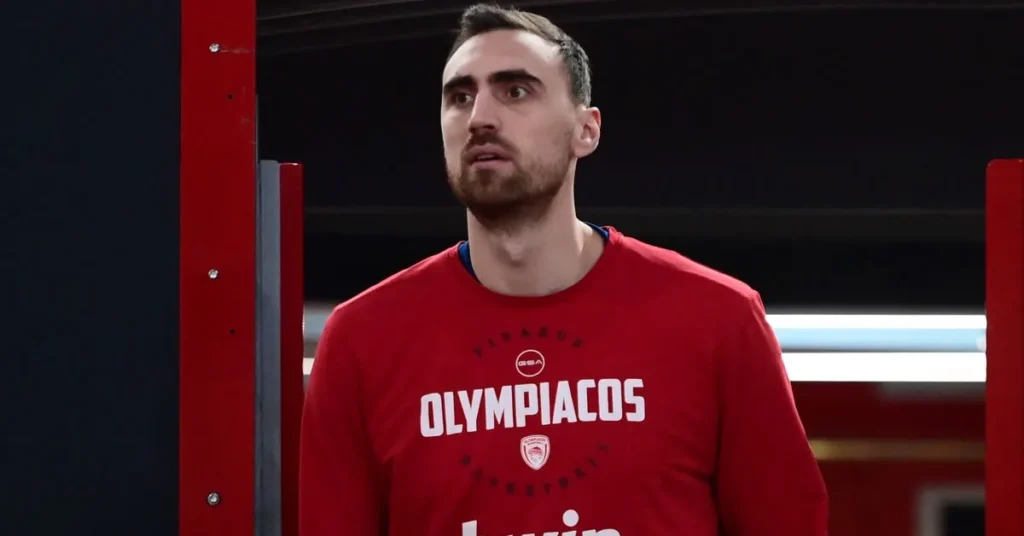Ο Νίκολα Μιλουτίνοφ πριν το παιχνίδι με την Μπάγερν